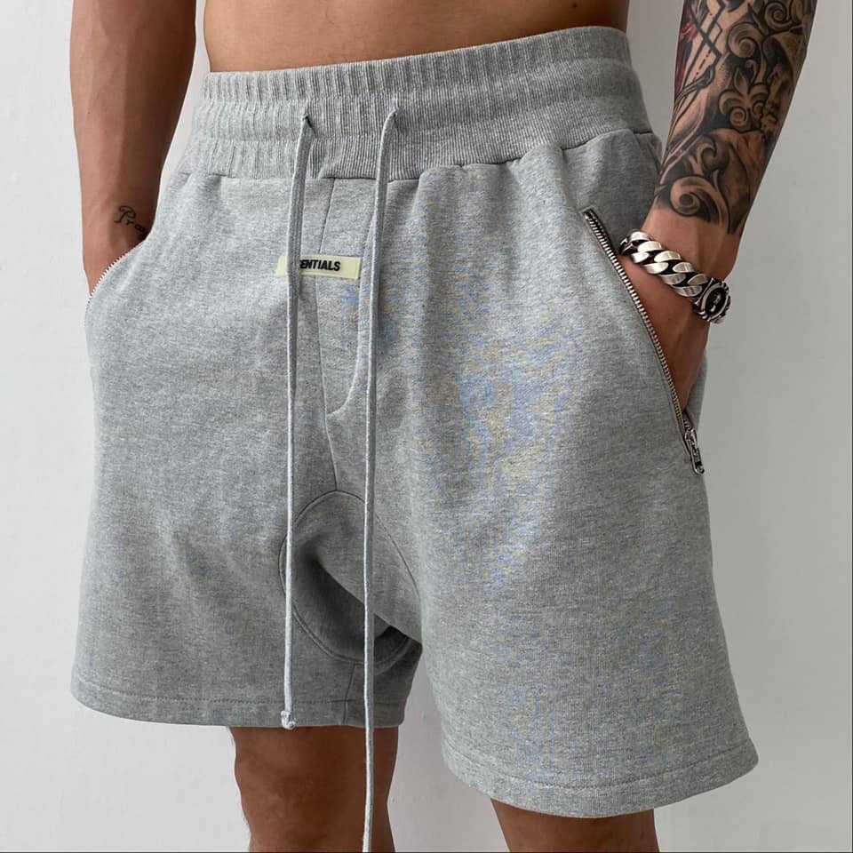 Lightweight men's fitness shorts in gray, perfect for training and gym workouts.
