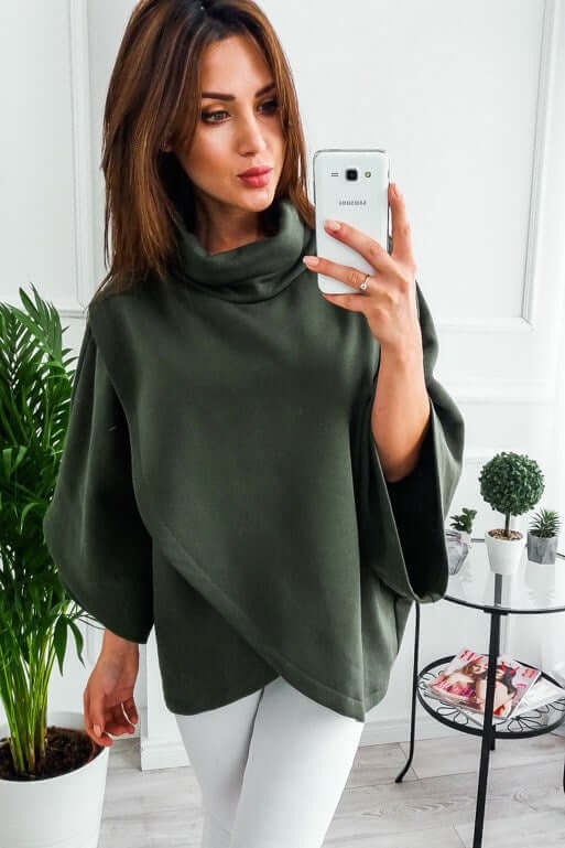 Woman wearing a comfortable everyday sweatshirt in green, featuring a relaxed fit and stylish design.
